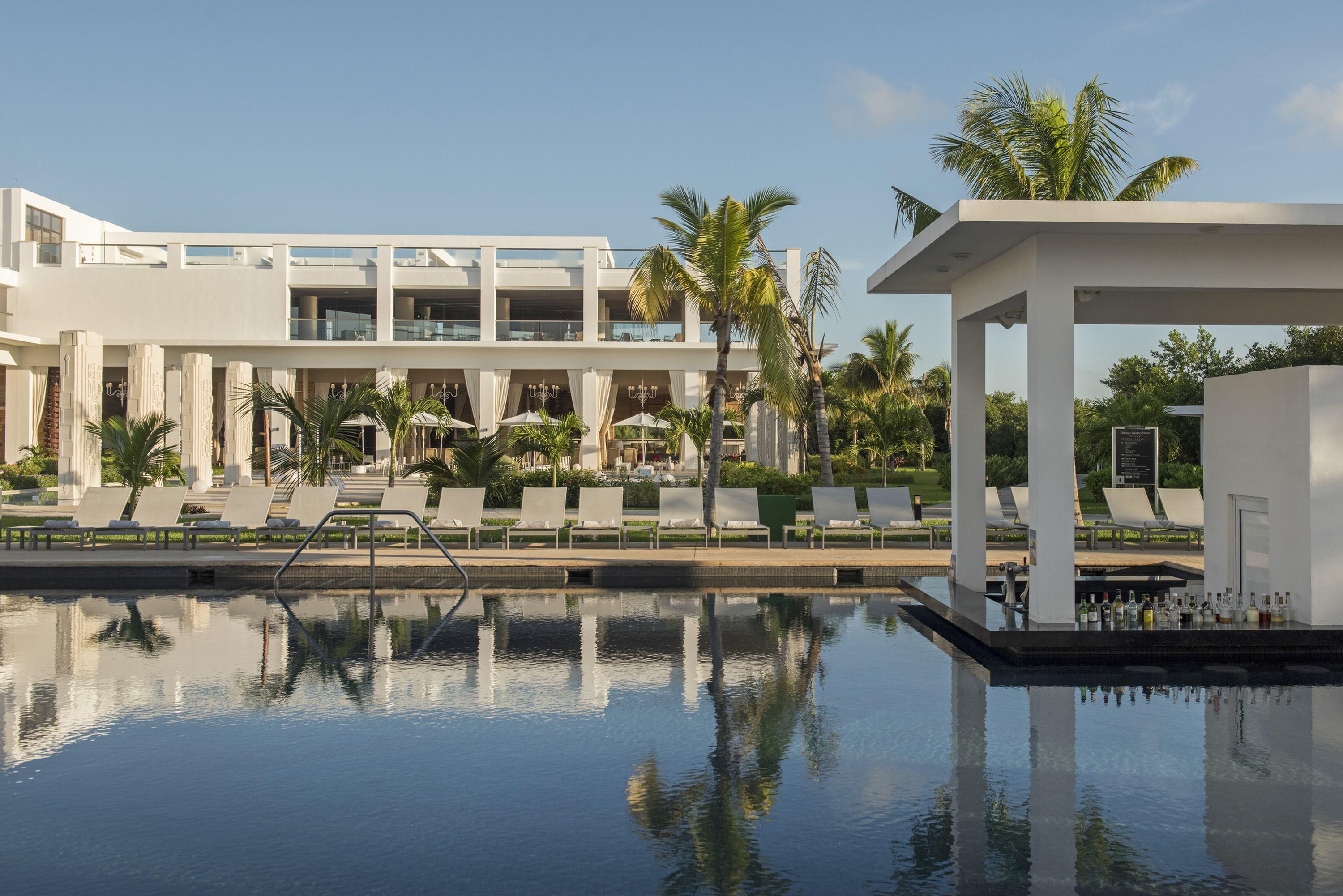 Platinum Yucatan Princess Adults Only プレヤデルカーメン エクステリア 写真 The pool at the Hard Rock Hotel in Cancun