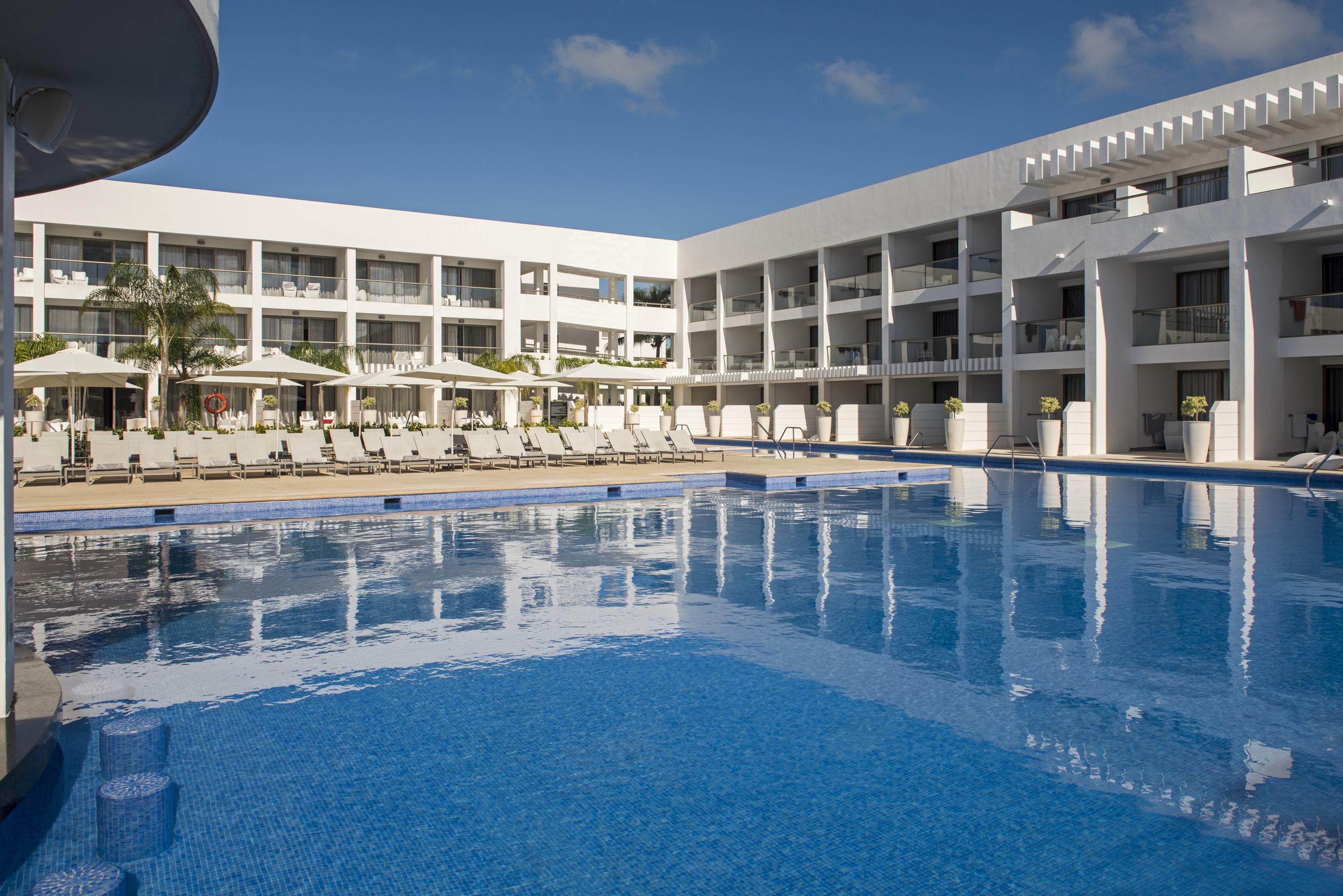 Platinum Yucatan Princess Adults Only プレヤデルカーメン エクステリア 写真 The hotel's pool