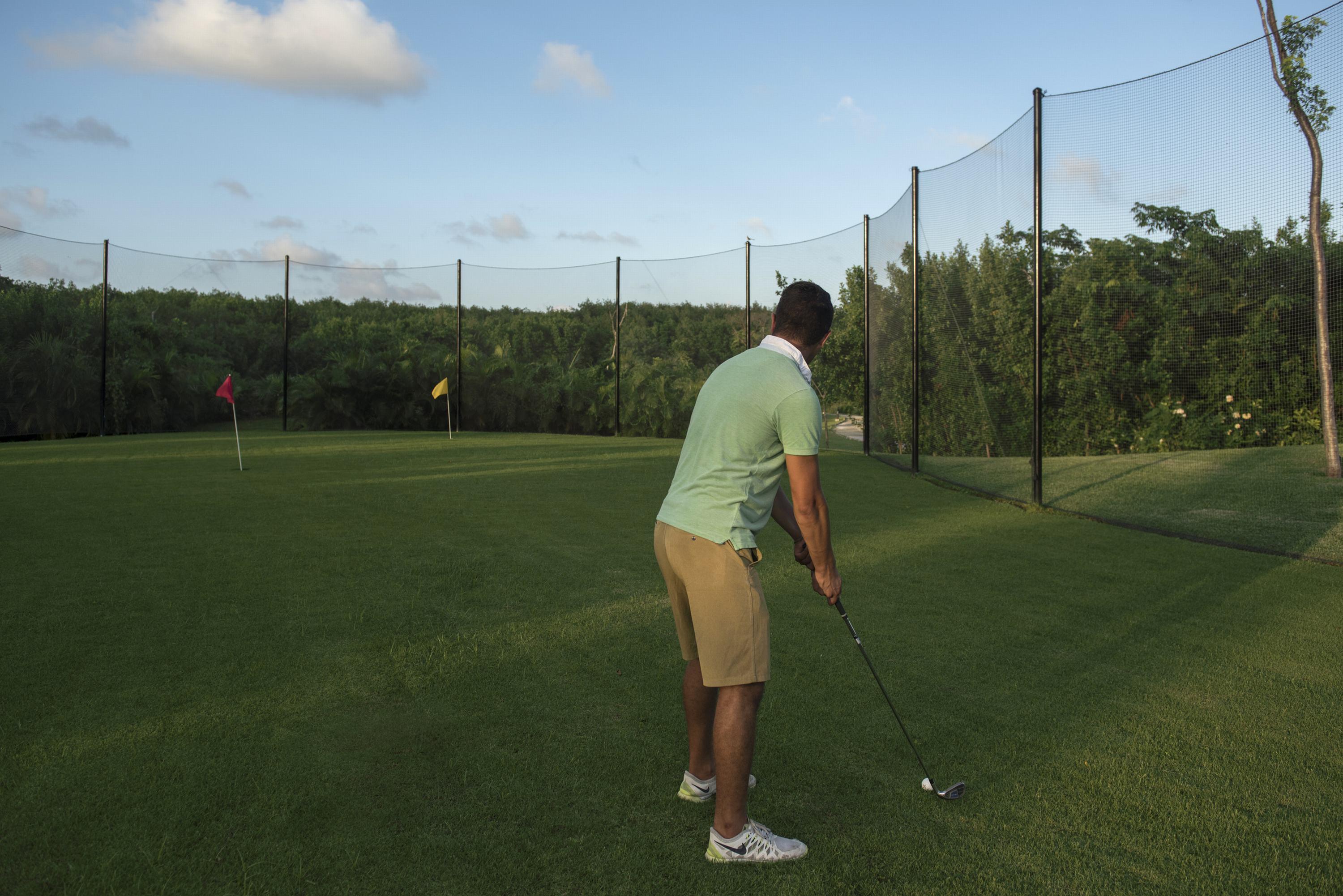 Platinum Yucatan Princess Adults Only プレヤデルカーメン エクステリア 写真 A golfer at the driving range