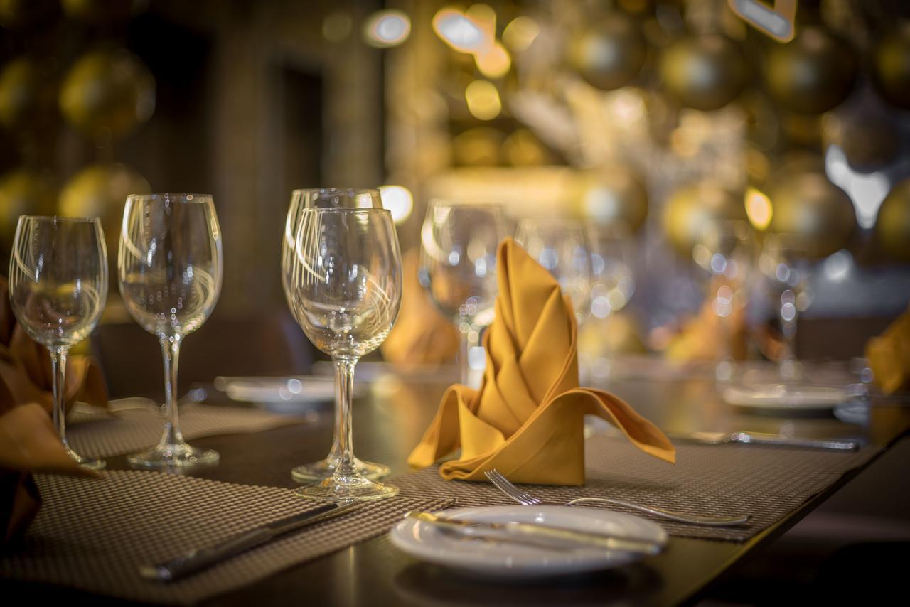 Platinum Yucatan Princess Adults Only プレヤデルカーメン エクステリア 写真 A table set for fine dining