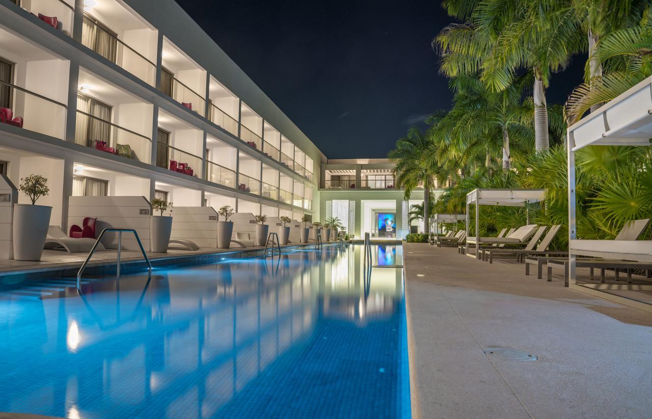 Platinum Yucatan Princess Adults Only プレヤデルカーメン エクステリア 写真 The swimming pool at the hotel