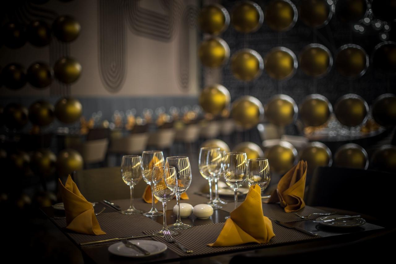 Platinum Yucatan Princess Adults Only プレヤデルカーメン エクステリア 写真 Wine glasses at a restaurant