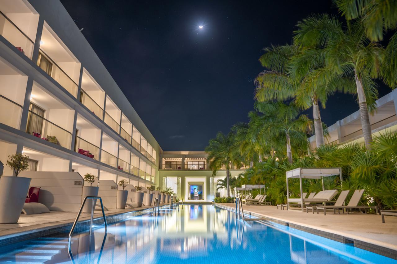 Platinum Yucatan Princess Adults Only プレヤデルカーメン エクステリア 写真 The pool at the hotel
